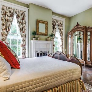 Deluxe Queen Room Oge House on the Riverwalk